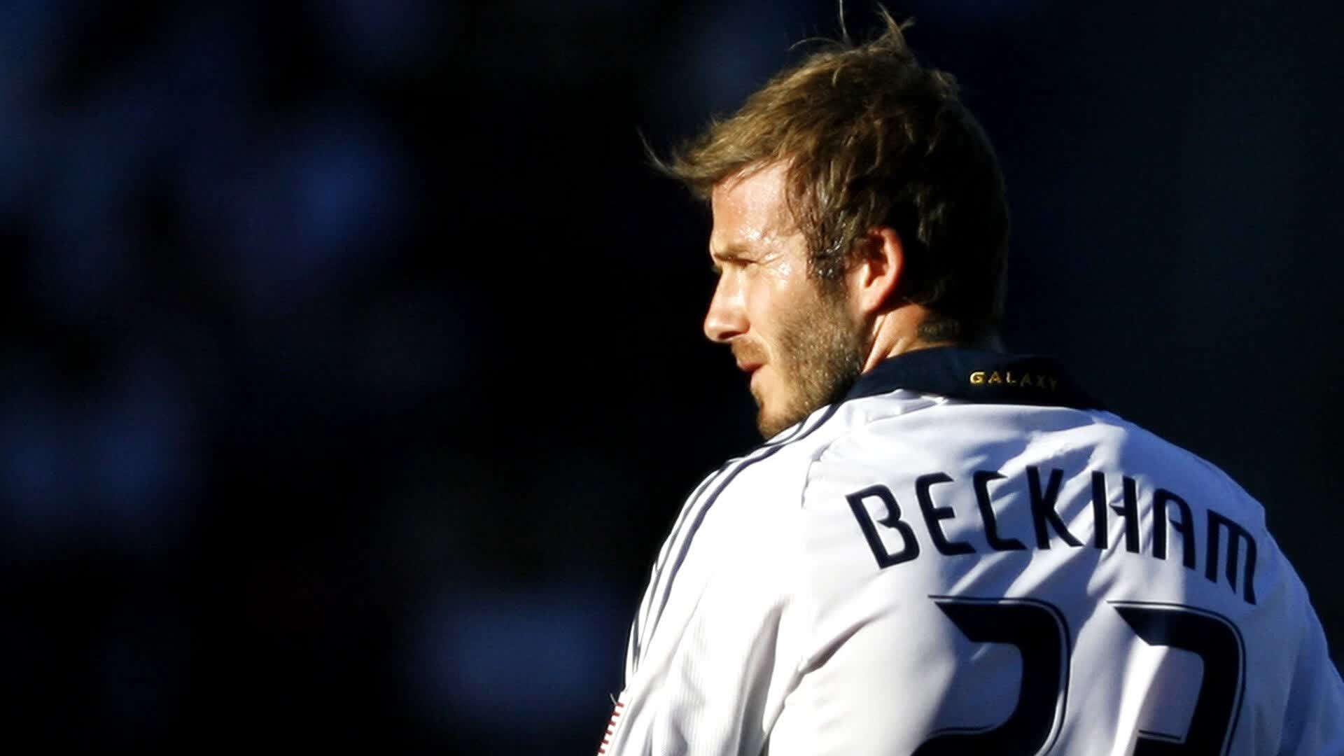 C罗场边指挥情绪激动，马竞队员怒摔水瓶！一场友谊赛引爆火药味